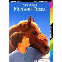 Comment Flicka ragit-elle lorsque Ken lui passe le licol ?