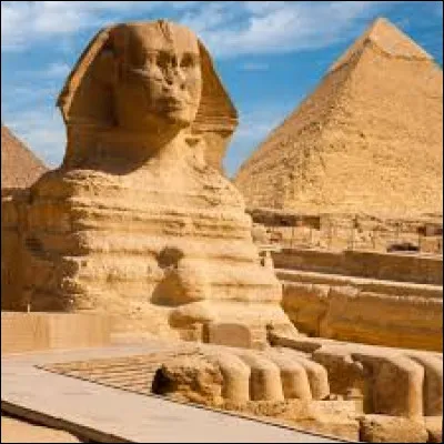 Le Sphinx a une tête humaine posé sur un corps de singe.