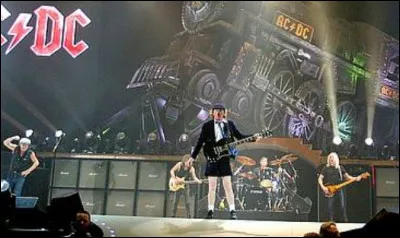 AC/DC > Grâce à eux, on va pouvoir vous mettre au courant, si vous ne l'êtiez pas !
