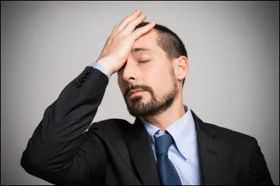 Manquer de mémoire quand on ne se souvient pas, volontairement ou non, de quelque chose dont on devrait se souvenir, c'est avoir la mémoire...