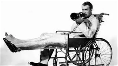 Dans quel film d'Hitchcock le héros se casse-t-il la jambe à la fin, alors qu'il en avait déjà une dans le plâtre ?