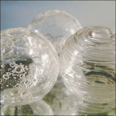 A quel écrivain doit-on "Le Jeu des perles de verre" ?