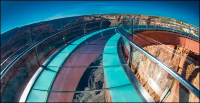 Le Skywalk à plancher de verre surplombe à plus de 1 200 mètres :