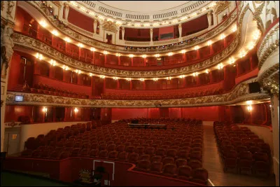 Damien achète un billet d'opéra pour aller voir « Rigoletto » de Verdi. Le billet coûte 75 euros en première classe. Il donne deux billets de 50 euros à la billetterie.
Combien lui rend-on de monnaie ?