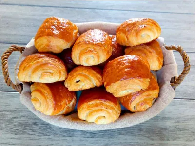 Louis a 5 pains au chocolat.
Léo a 5 pains au chocolat.
Combien ont-ils de pains au chocolat à eux deux ?