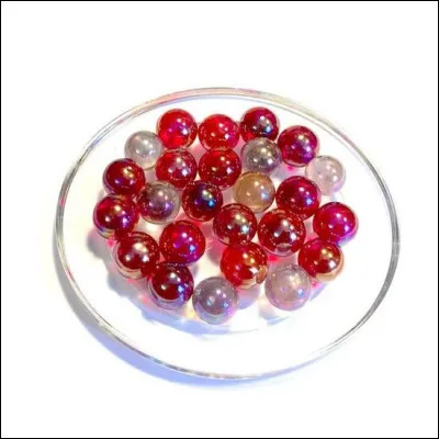 Au départ, à l'école, j'ai 775 billes rouges. À la récréation, j'ai gagné 15 billes au premier tour et encore 45 billes au second tour.
Combien ai-je de billes au total ?