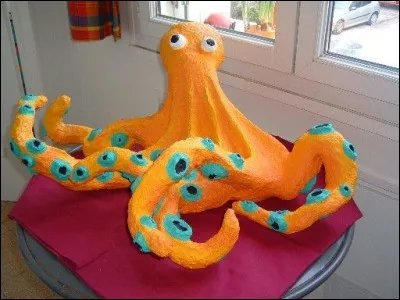 Lors de la Coupe du Monde de Football de 2010, en Afrique du Sud, cet animal devint une star en prédisant, sans se tromper, les résultats de huit matches !