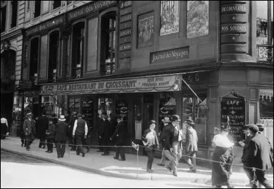 Quel événement a rendu célèbre le "Café du croissant" à Montmartre ?