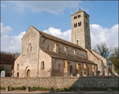 Voici l'église Saint-Martin de Chapaize. Commune de Bourgogne-Franche-Comté, entre Chalon-sur-Saône et Mâcon, elle se situe dans le département ...