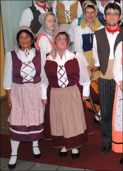 Les costumes : 
Quelle était la destination de base du costume de la photo ?