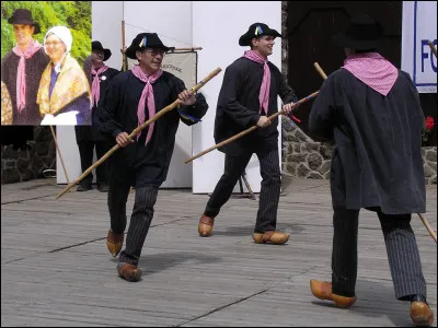 Les costumes : 
Quelle était la destination de base du costume de la photo ?