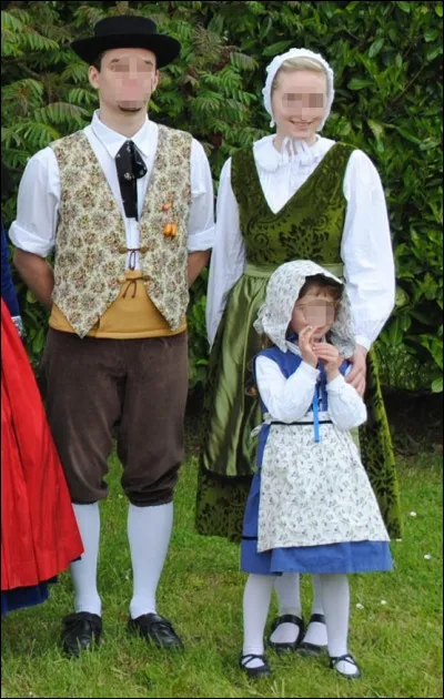Les costumes : 
Quelle était la destination de base du costume des adultes de la photo ?