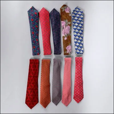 Quel motif figure sur les cravates manifestant l'appartenance de son porteur à un club, un régiment ou une école en Angleterre ?