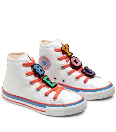 Quand Converse imprime-t-elle le nom de Chuck Taylor sur la pastille ornée d'une étoile bleue ?