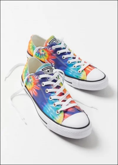 Pour combien d'euros, Nike a-t-il racheté Converse ?