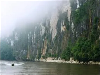 Que désigne "Kalimantan" en Indonésie ?