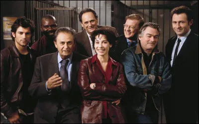 Comment le commissaire Navarro appelle-t-il les membres de son équipe ?