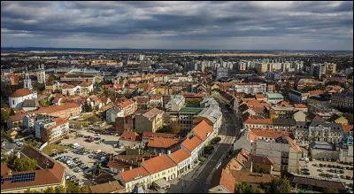 Ville hongroise de 150 000 habitants, située dans le nord du pays, carrefour entre la grande plaine hongroise et les Carpates :