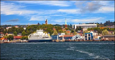 Dans quel pays se trouve Moss, ville maritime de 50 000 habitants ?