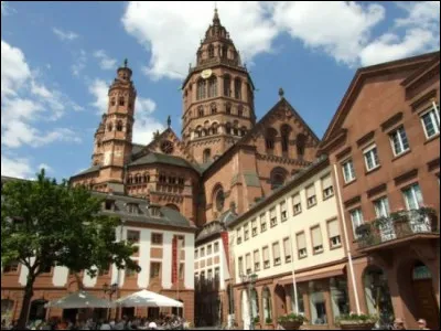 Ville allemande de 200 000 habitants, située sur la rive gauche du Rhin, en face du confluent du Main :