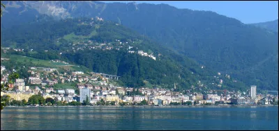 Ville suisse de 25 000 habitants, située sur les rives du lac Léman :