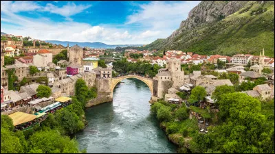 Dans quel pays se trouve Mostar, ville de 65 000 habitants, traversée par la Neretva ?