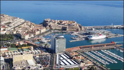 Ville autonome espagnole de 85 000 habitants, située sur la côte nord de l'Afrique :