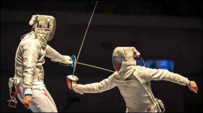 Comment appelle-t-on la défensive en escrime utilisant l'arme ?