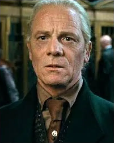 Y : Yaxley est un Mangemort.