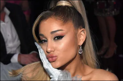 Pourquoi a-t-elle pratiquement toujours les cheveux attachés ?