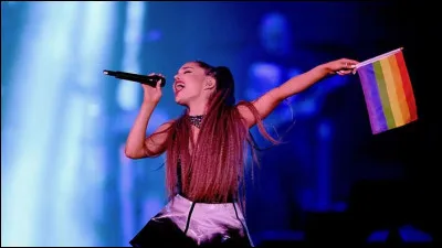 Dans quelle ville a-t-elle fait un concert en hommage aux victimes d'un attentat ?