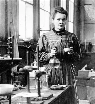 C comme Marie Curie. Elle est la seule femme à avoir obtenu deux prix Nobel en 1904 et 1911, mais dans quelles disciplines ?