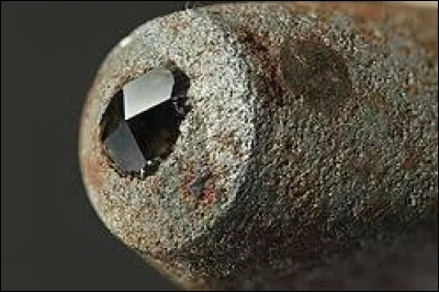 C comme c'est trop dur ce quiz. Quel procédé permet de mesurer la dureté des matériaux avec l'empreinte d'une pyramide ?