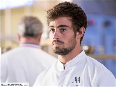 Qui Maxime va-t-il prévenir en premier après avoir retrouvé Noémie inconsciente chez elle, après sa tentative de suicide ?