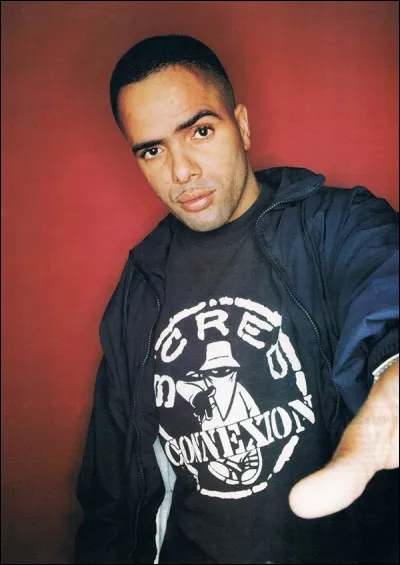 Je suis l'exemple numéro 1 de Demi-Portion et le rappeur préféré de Nekfeu. Les puristes ne peuvent citer mon nom sans verser une larme. Ancien membre de la Scred Connexion, j'ai arrêté le rap du jour au lendemain, tout simplement car celui-ci tombait si bas que "pour en parler, faudrait qu'j'me fasse mal au dos"... Putain, quelle rime de bâtard ! Qui suis-je ?