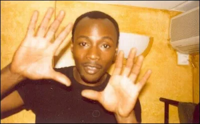 A l'époque, on ne me considérait pas comme un rappeur, sans doute parce que je n'avais rien d'un lascar. En réalité, si les autres rappeurs avaient le seum contre moi, c'est parce que je suis le premier rappeur français à avoir connu un succès populaire important dans l'hexagone. D'ailleurs, jeune fille née dans les 90's, si tu t'appelles Caroline, c'est sûrement à cause de moi. Qui suis-je ?