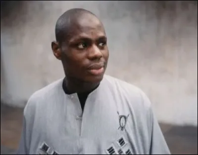 Même si on me voit comme le plus lettré et le plus "civilisé" des rappeurs aujourd'hui, les 90's vous rappellent que ce n'a pas toujours été le cas. Avec mon groupe Idéal J, j'étais on ne peut plus "Hardcore", comme ce fameux morceau. D'ailleurs, si ce morceau était sorti en 2020, Twitter m'aurait assassiné ! Qui suis-je ?