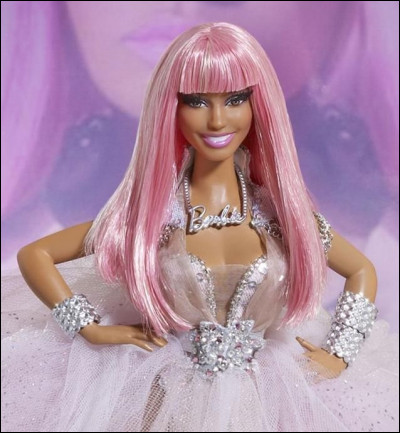 Cette poupée est celle d'une rapeuse qui a vendu 120 millions de disques, record mondial, c'est pourquoi on l'appelle " Queen of Rap" !