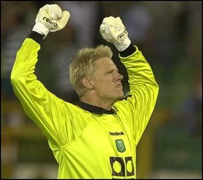 Dans quel club, le gardien danois Peter Schmeichel, a-t-il terminé sa carrière ?