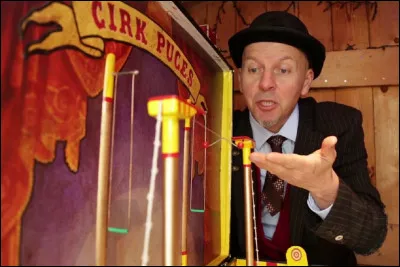 Quel est le nom du spectacle de cirque dans lequel des puces sont attachées à divers objets et encouragées à réaliser divers tours ?
