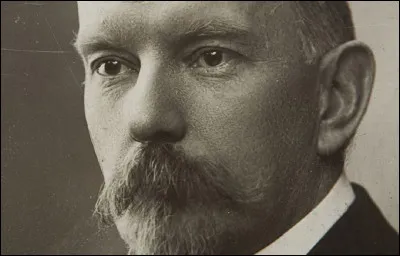 Qui est cet écrivain, auteur de la citation : ''Kangourou, puce géante'' ?