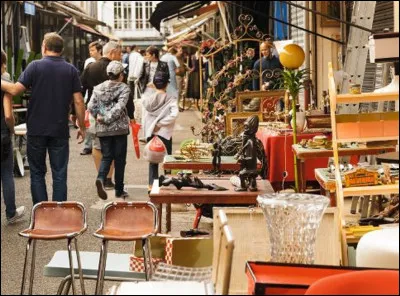 Quel est le plus grand marché aux puces de Paris ?
