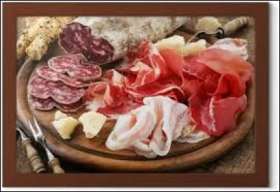 Comment appelle-t-on cette charcuterie italienne faite de poitrine de porc salée, roulée et séchée ?