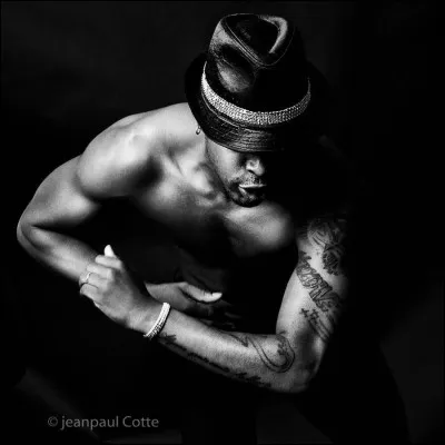 En rumba cubaine, un accessoire est quasiment indispensable pour l'homme. Quel est-il ?