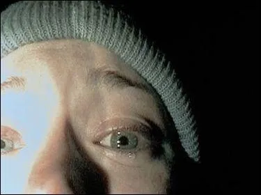 Restons dans le culte avec ce film d'pouvante comptant parmi les plus effrayants du cinma, film camra  l'paule et avec seulement trois acteurs ! Ce film vous gurira du camping.