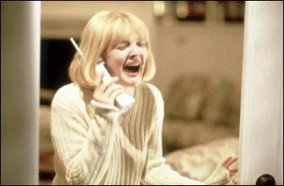 Ce film d'horreur de Wes Craven met en scne un serial killer dont le masque rappelle le Cri, ce tableau d'E. Munch. Si vous ne l'avez pas reconnu, cette actrice n'est autre que Drew Barrymore.