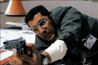 Cette image est extraite d'un film d'horreur  la sauce franaise. Un serail killer rode autour du film Red is dead et hante le festival de Cannes de sa faucille et de son marteau. Gnialissime !