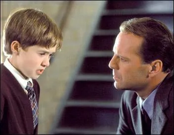 Enfin, pour finir sur une note inquitante, cette histoire de fantme o, chose inhabituelle, Bruce Willis ne sauve pas le monde la fin.