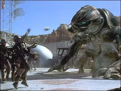 Ambiance charcutaille et steack hach dans ce film o les vilains humains tentent d'envahir, dans un futur proche peut-tre, la plante des mchants arachnides. Quel est ce film ?