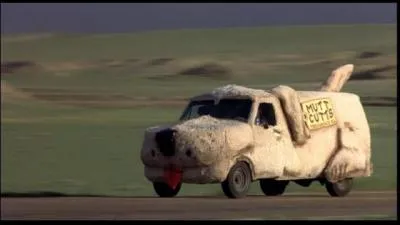 Cette voiture fantasque sort directement de l'imaginaire dbrid des frres Farelly. Ce road movie met en scne deux dbiles, Harry (J. Daniels) et Lloyd (J. Carrey),  la recherche de la belle Mary.